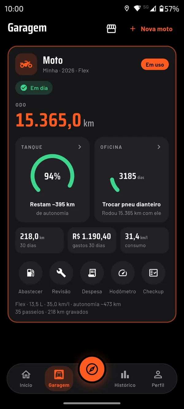 Garagem com o hodômetro, o contagiro do tanque com a autonomia, a próxima manutenção, gastos, consumo e atalhos